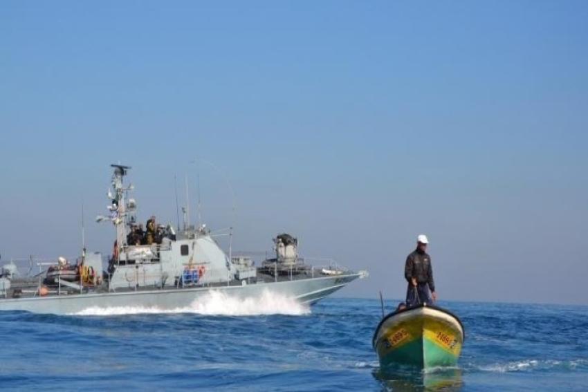 Occupation warboats chase Palestinian fisherman